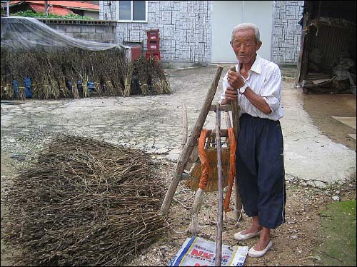 팔순이 넘으신 할아버지가 지금도 지게를 사용하고 있다. 